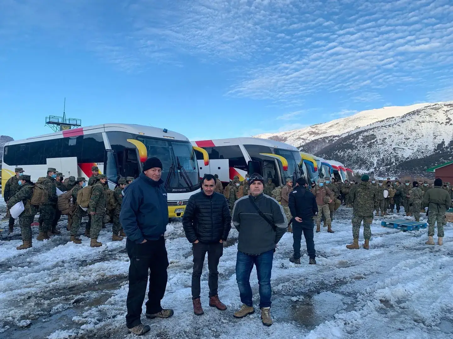 Equipo Travel Star frente a sus buses Marcopolo en la cordillera