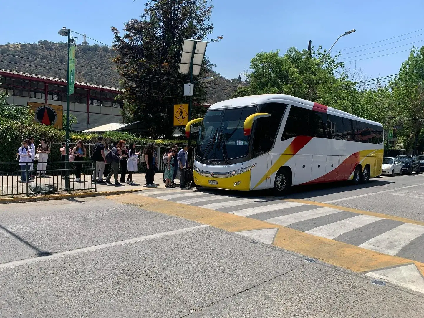 Bus Travel Star esperando estudiantes en colegio