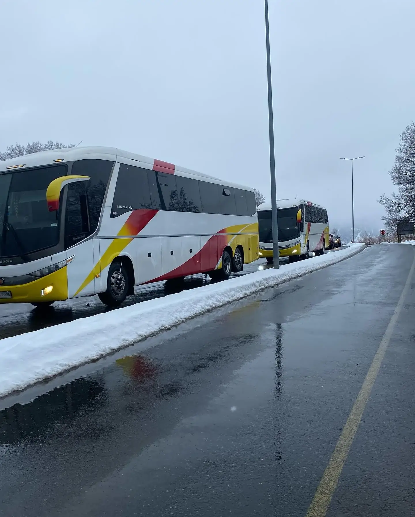 Convoy de buses en nieve