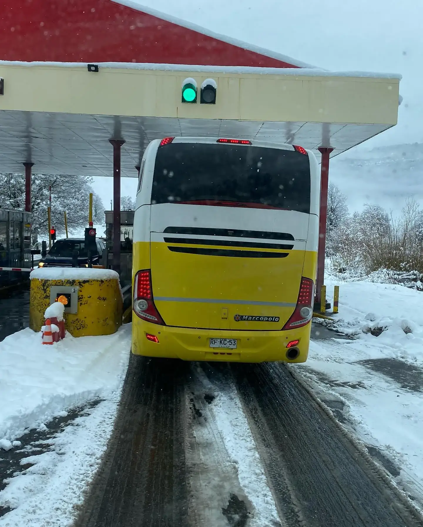 Bus Marcopolo en estacionamiento nevado